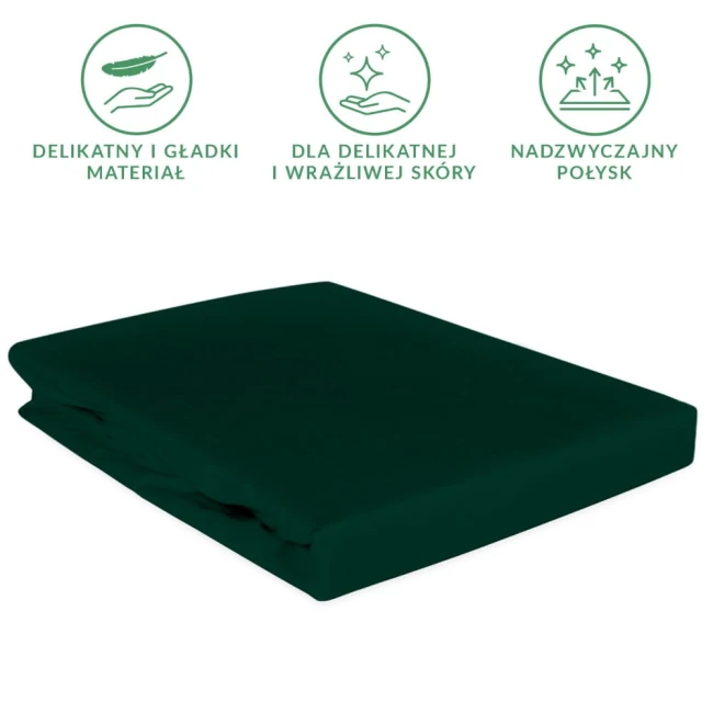 Prześcieradło satynowe z gumką 200x220 w kolorze butelkowej zieleni, leżące na białym tle. Gładki materiał z lekkim połyskiem, idealne do użytku w sypialni. Produkt z wykończeniem odpowiednim dla wrażliwej skóry.