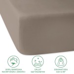 Prześcieradło satynowe z gumką w ciemnym beżu, rozmiar 200x220 cm, leżące na płaskiej powierzchni. Materiał o gładkiej fakturze, widoczne logo oraz ikony informacyjne dotyczące jakości i gramatury. Ułożone neutralnym tle dla lepszej widoczności.