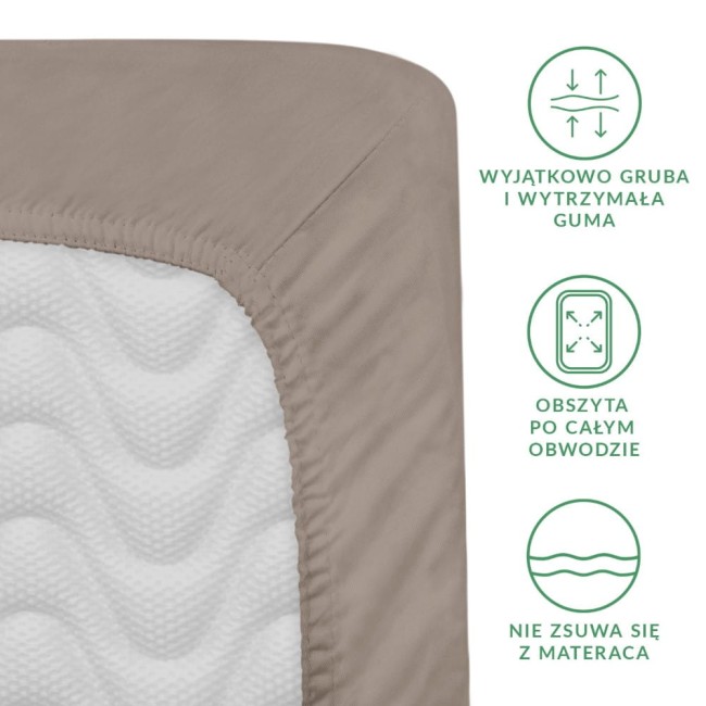 Prześcieradło satynowe z gumką w kolorze ciemnego beżu, pokazane z bliska, leżące na białym tle. Widoczna gruba gumka obwodowa, zapobiegająca zsuwaniu się z materaca. Tekstura materiału gładka, z delikatnym wzorem fali.