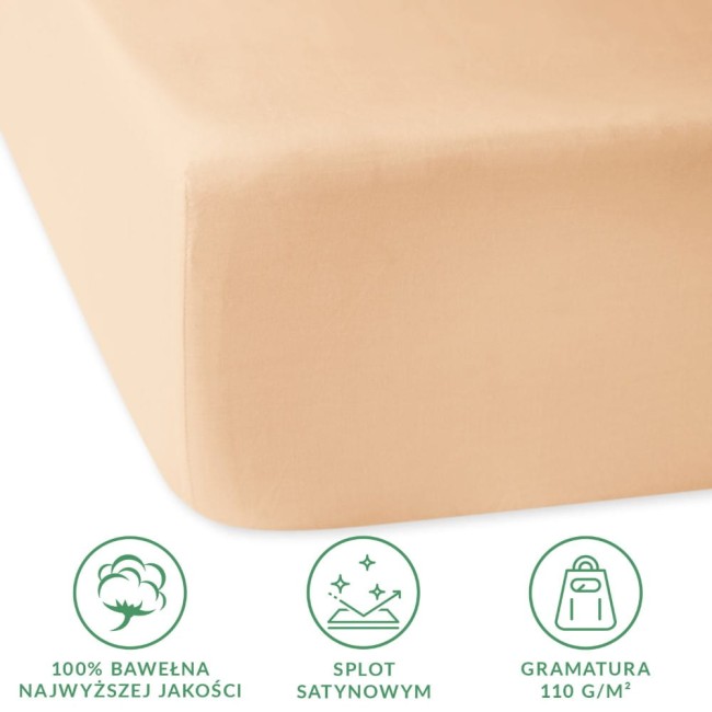 Prześcieradło satynowe z gumką w jasnym beżu o wymiarach 200x220 cm, leżące na płaskiej powierzchni. Materiał to 100% bawełna o gładkiej, błyszczącej fakturze. Widoczne logo oraz informacje o gramaturze i splocie. Tło jednolite, neutralne.