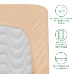 Prześcieradło satynowe z gumką 200x220 w kolorze jasnego beżu, zobrazowane z boku. Widoczna szeroka, elastyczna guma obszyta po całym obwodzie, zapobiegająca przesuwaniu się materiału. Szczegóły obszycia, łatwe w użyciu i dopasowane do materaca.