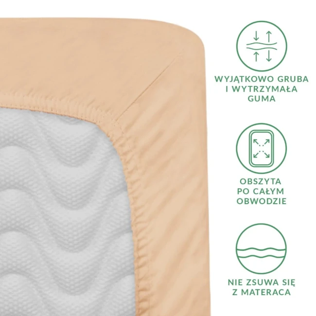Prześcieradło satynowe z gumką 200x220 w kolorze jasnego beżu, zobrazowane z boku. Widoczna szeroka, elastyczna guma obszyta po całym obwodzie, zapobiegająca przesuwaniu się materiału. Szczegóły obszycia, łatwe w użyciu i dopasowane do materaca.