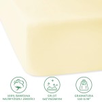 Prześcieradło satynowe z gumką 200x220 w kolorze kremowym, wykonane z 100% bawełny. Złożone, w zbliżeniu na krawędź, z wyraźnie widoczną fakturą. Na zdjęciu widoczne symbole dotyczące jakości materiału i gramatury.