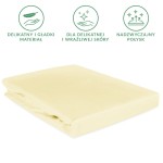 Prześcieradło satynowe z gumką w kolorze kremowym, wymiary 200x220 cm. Materiał gładki i delikatny, idealny dla wrażliwej skóry. Złożone, z widoczną gumką, która zapewnia stabilność na materacu.