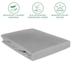 Prześcieradło satynowe z gumką w kolorze popielatym, o wymiarach 200x220 cm, leżące na białym tle. Materiał gładki, z delikatnym połyskiem, zwinięte w prostokąt. Brak widocznych napisów czy zdobień.