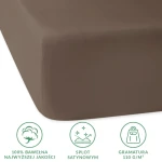 Prześcieradło satynowe z gumką w kolorze sepia, rozmiar 200x220 cm, leżące na białym tle. Materiał z 100% bawełny, o gładkiej, teksturowanej powierzchni. Widoczne logo i informacje o gramaturze 110 g/m² oraz splocie satynowym.