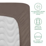 Prześcieradło satynowe z gumką 200x220 w kolorze sepia, leżące na tle z białym materiałem. Widoczne są detale struktury tkaniny oraz gruba, wytrzymała gumka przy brzegach. Logo oraz ikony dotyczące właściwości produktu w prawym dolnym rogu.