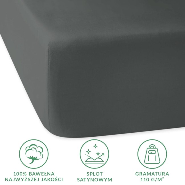 Prześcieradło satynowe z gumką w kolorze szarym o wymiarach 200x220 cm, wykonane z wysokiej jakości 100% bawełny. Zbliżenie pokazuje gładką fakturę tkaniny. Widoczne ikonki z informacjami o składzie i gramaturze produktu.