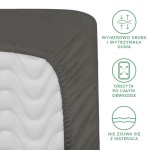 Prześcieradło satynowe z gumką w kolorze szarym, idealnie dopasowane do wymiarów 200x220 cm. Ujęcie z góry pokazuje detale gumy obwodowej, która nie zsuwają się z materaca. Widoczna faktura tkaniny, zewnętrzna krawędź wykonana w sposób precyzyjny.