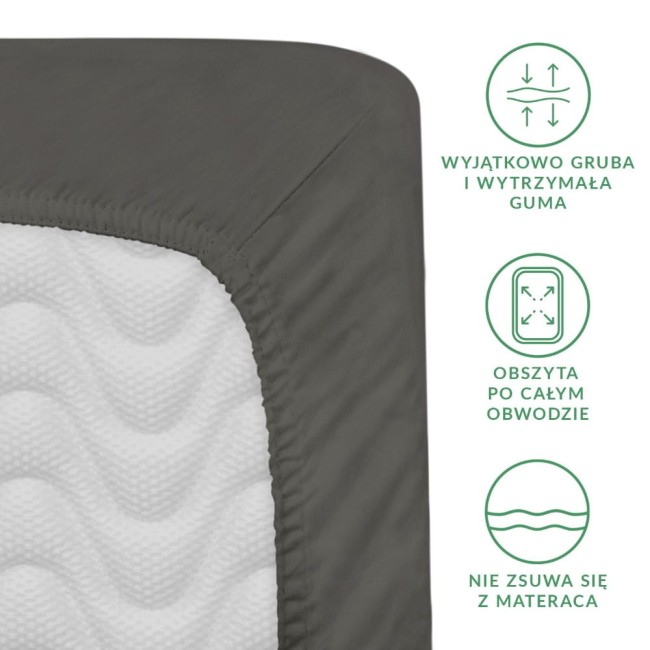 Prześcieradło satynowe z gumką w kolorze szarym, idealnie dopasowane do wymiarów 200x220 cm. Ujęcie z góry pokazuje detale gumy obwodowej, która nie zsuwają się z materaca. Widoczna faktura tkaniny, zewnętrzna krawędź wykonana w sposób precyzyjny.