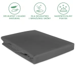 Szare prześcieradło satynowe z gumką o wymiarach 200x220 cm, leżące na płasko. Materiał gładki i delikatny, przeznaczone dla wrażliwej skóry. Widoczne logo i ikony informujące o właściwościach tkaniny.