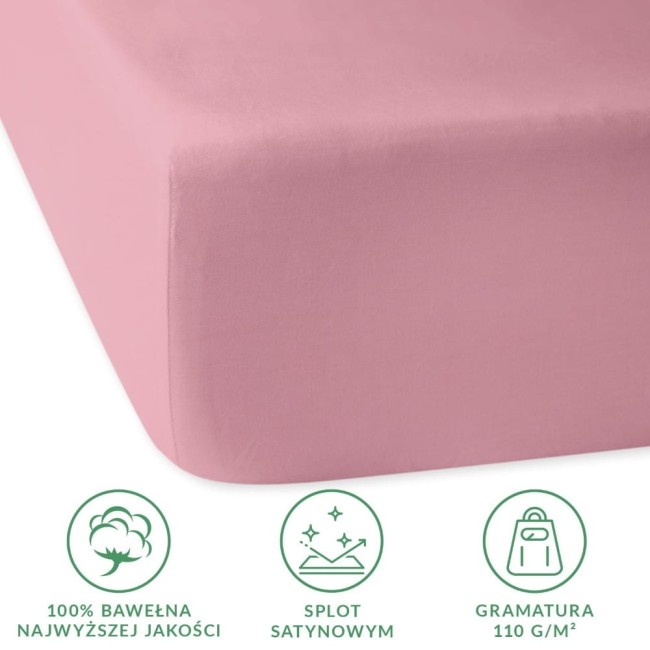 Prześcieradło satynowe z gumką w kolorze wrzosowym, rozmiar 200x220 cm. Widoczne krawędzie i tekstura gładkiej, miękkiej tkaniny. Ujęcie z boku, leżące na jednolitym tle. Oznaczenia na dole informujące o składzie i gramaturze.