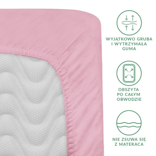 Prześcieradło satynowe z gumką 200x220 w kolorze wrzosowym, leżące na białym tle. Widzimy gładką, błyszczącą fakturę oraz szeroką gumę obszytą po całym obwodzie, zapewniającą stabilność. Produkt prezentuje się z bliska, ukazując detale wykończenia.