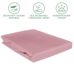 Prześcieradło satynowe z gumką w kolorze wrzosowym, o wymiarach 200x220 cm. Leży na białym tle, jest gładkie i błyszczące. Produkt dopasowany do łóżka, z widocznym wykończeniem gumką. Idealne dla osób z wrażliwą skórą.