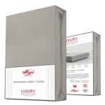 Prześcieradło jersey z elastanem w kolorze popiel, w rozmiarze 200x220 cm, z gumką. Produkt złożony, widoczny z przodu, w opakowaniu. Na etykiecie widoczne informacje o produkcie oraz logo DARYmex. Tło proste, białe.