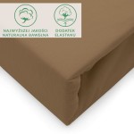 Prześcieradło jersey z elastanem w kolorze brązowym, leżące na białym tle. Tekstura materiału jest gładka, a prześcieradło ma gumkę, co zapewnia łatwe dopasowanie do materaca 90x200. Widoczne oznaczenia dotyczące jakości bawełny i dodatku elastanu.