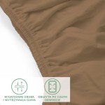 Prześcieradło jersey z elastanem w kolorze brązowym, rozmiar 90x200, z widoczną gumą obszytą po całym obwodzie. Ujęcie z boku z detalem, ukazującym fakturę materiału oraz elastyczność. Tło białe, co podkreśla kolor prześcieradła.