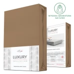 Prześcieradło jersey z elastanem w kolorze brązowym, z gumką, zapakowane w estetyczne opakowanie. Widoczne logo LUXURY COLLECTION oraz informacja o wysokiej gramaturze 160 g/m². Ujęcie frontalne, na białym tle, eksponujące detale opakowania.