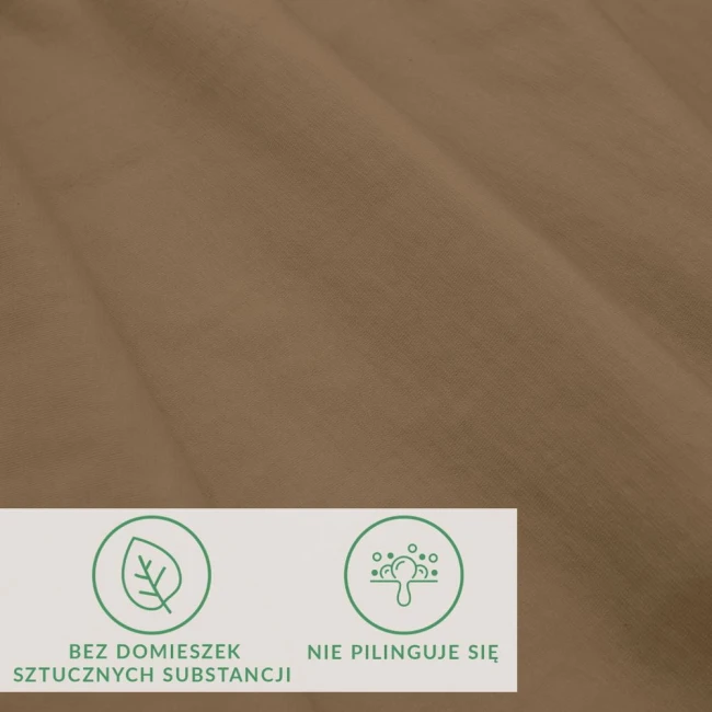 Prześcieradło jersey z elastanem w kolorze brązowym, wykonane z gładkiej dzianiny. Ułożone na płasko, z wyraźnymi etykietami: bez domieszek sztucznych substancji oraz nie pilinguje się. Faktura materiału jest miękka i elastyczna.