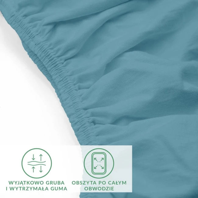 Prześcieradło jersey z elastanem w kolorze niebieskim, o wymiarach 90x200 cm, z gumką obszytą po całym obwodzie. Widoczne marszczenie materiału, które zapewnia dopasowanie do materaca. Tekstura gładka, elastyczna i trwała.
