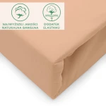 Prześcieradło jersey z elastanem w kolorze różowym, z gumką, pokrywa materac 90x200 cm. Widok z boku, pokazujący fakturę dzianiny oraz elastyczny brzeg, który zapewnia stabilne dopasowanie do materaca. Na materiale umieszczone ikony dotyczące jakości.
