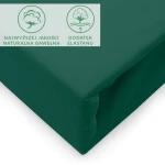 Prześcieradło jersey z elastanem, rozmiar 160x200 cm, w kolorze ciemnozielonym. Produkt rozłożony, widoczny z boku. Na materiale znajdują się czytelne napisy informujące o jakości bawełny i dodatku elastanu. Tło białe, co podkreśla kolor prześcieradła.