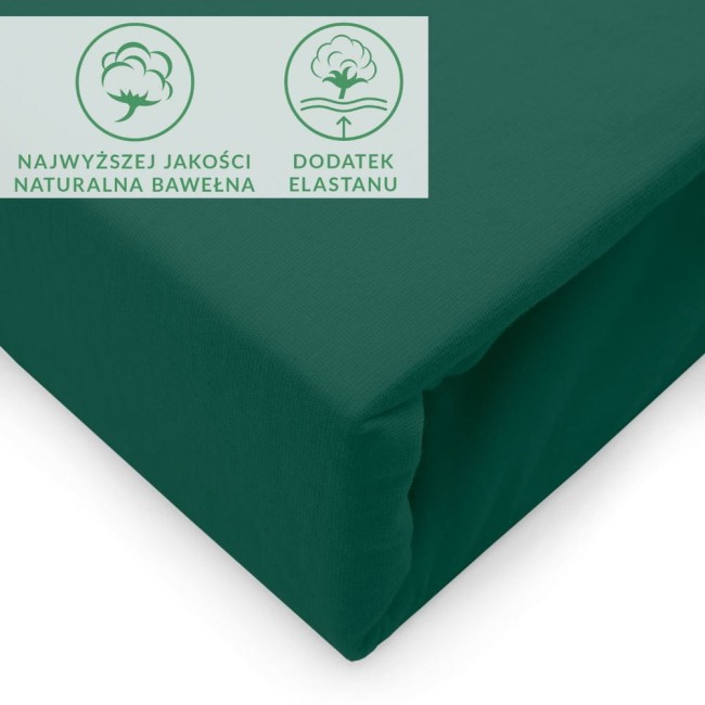 Prześcieradło jersey z elastanem, rozmiar 160x200 cm, w kolorze ciemnozielonym. Produkt rozłożony, widoczny z boku. Na materiale znajdują się czytelne napisy informujące o jakości bawełny i dodatku elastanu. Tło białe, co podkreśla kolor prześcieradła.