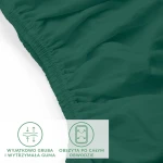 Prześcieradło jersey z elastanem w kolorze zielonym, o wymiarach 160x200 cm. Zbliżenie na obszerną gumkę, zapewniającą stabilność. Widoczny detal obszycia na całym obwodzie. Produkt leży na jasnym tle, co podkreśla jego kolor.