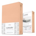 Prześcieradło jersey z elastanem z gumką 180x200 w kolorze różowym, złożone w opakowaniu. Widoczna etykieta z napisem Luxury Collection i logo DARYmex. Tło w odcieniu białym, prezentujące produkt w neutralnej aranżacji.