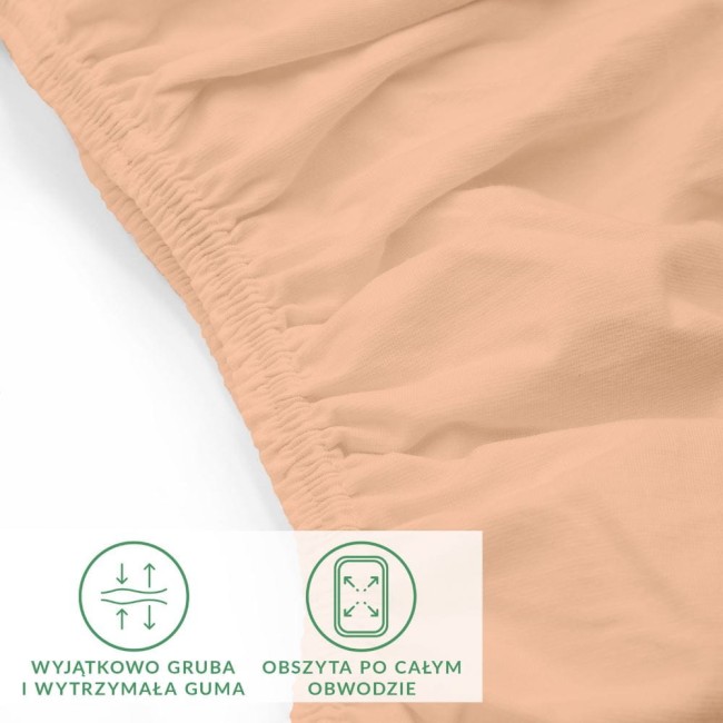 Prześcieradło jersey z elastanem w kolorze różowym, zgrzebne, o wymiarach 180x200 cm, z widoczną, wytrzymałą gumką obwodową, ukazane z bliska z podkreśleniem tekstury materiału. Tło białe, minimalne.