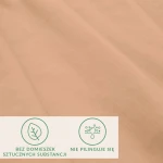 Prześcieradło jersey z elastanem 180x200 w kolorze różowym, gładkie, z gumką. Ułożone na płasko, z widocznymi oznaczeniami: bez domieszek sztucznych substancji oraz nie pilinguje się. Tło jasne, neutralne.