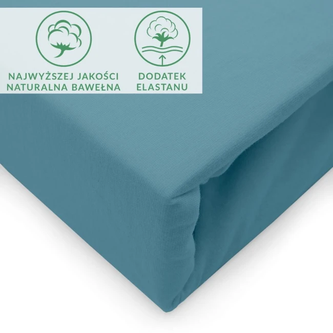 Prześcieradło jersey z elastanem w kolorze błękitnym, rozmiar 160x200 cm, z gumką. Ułożone w pozycji leżącej, w zbliżeniu na krawędź. Na materiale widoczne symbole informujące o naturalnej bawełnie i dodatku elastanu. Tło białe, proste.