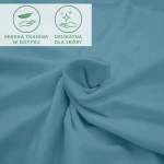 Prześcieradło jersey z elastanem w kolorze błękitnym, gładka faktura, z gumką. Ułożone w pozycji leżącej z widocznymi detalami tkaniny. Grafiki informacyjne o miękkiej tkaninie i delikatności dla skóry w górnym rogu zdjęcia.