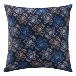 Poszewka dekoracyjna 43x43 cm w granatowym kolorze z białymi oraz niebieskimi kwiatowymi wzorami. Ujęcie frontalne pokazuje produkt leżący płasko, z wyraźnymi detalami wzoru i kształtem poduszki. Tło proste, co podkreśla kolorystykę.