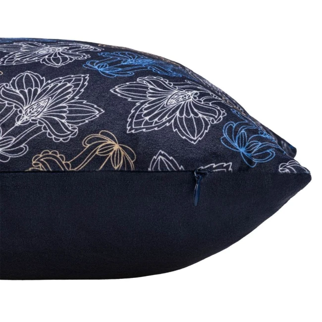 Poszewka dekoracyjna 43x43 cm w granatowym kolorze z kwiatowym wzorem. Materiał o gładkiej fakturze, widoczny zamek błyskawiczny. Ujęcie boczne, ukazujące kształt oraz detale wzoru. Idealna do aranżacji wnętrz jako dodatek na kanapę lub fotel.