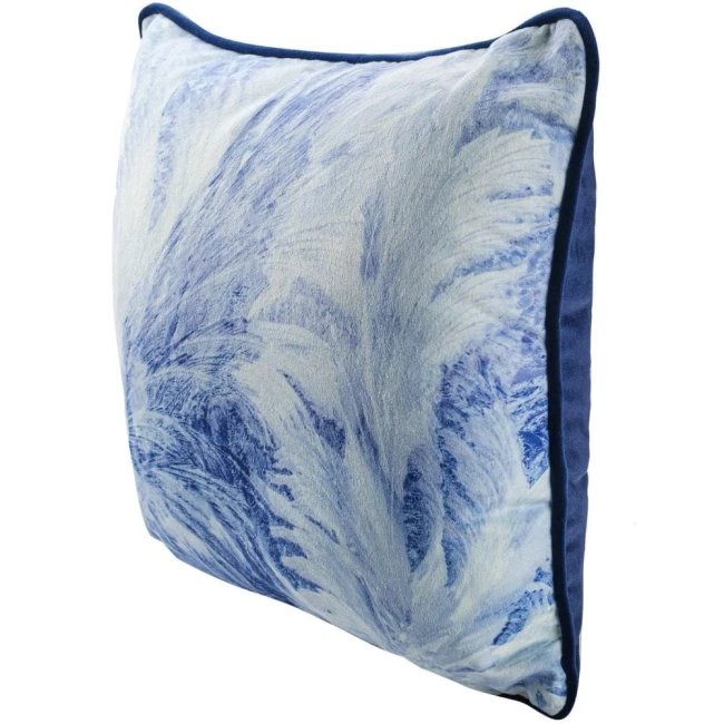 Poszewka dekoracyjna 43x43 cm, w niebieskim kolorze z zimowym, teksturowanym wzorem w odcieniach błękitu. Ujęcie z boku, ukazujące detale nadruku, oraz granatowe obszycie. Produkt leży na płaskiej powierzchni, na jasnym tle.