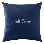 Poszewka dekoracyjna w kolorze granatowym o wymiarach 43x43 cm, z napisem Hello Winter w białym, eleganckim kroju pisma. Produkt leży na płaskiej powierzchni, prezentując miękką, teksturowaną tkaninę. Tło jest jednolite, co podkreśla detale poszewki.