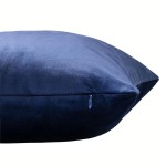 Poszewka dekoracyjna świąteczna 43x43 cm w kolorze granatowym, z miękkiego materiału, leżąca na białym tle. Widoczny zamek w dolnej części. Produkt o prostym, klasycznym kształcie, idealny do aranżacji wnętrz na zimę.