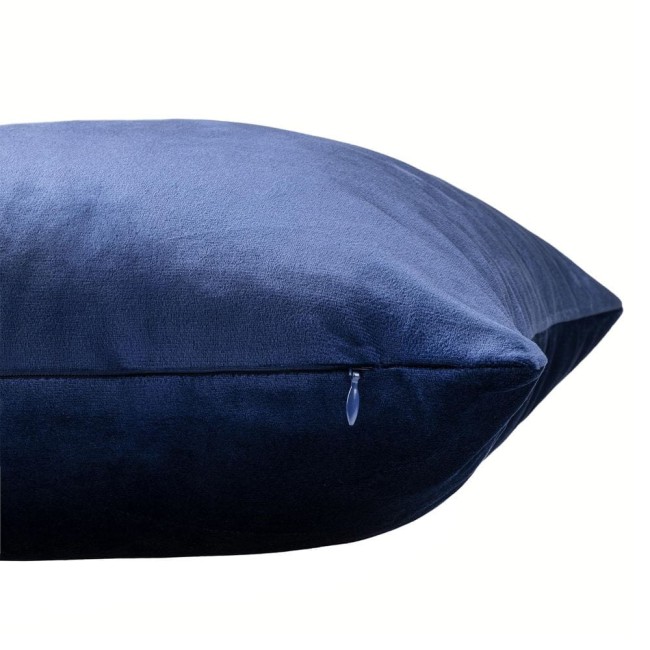 Poszewka dekoracyjna świąteczna 43x43 cm w kolorze granatowym, z miękkiego materiału, leżąca na białym tle. Widoczny zamek w dolnej części. Produkt o prostym, klasycznym kształcie, idealny do aranżacji wnętrz na zimę.