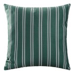 Poszewka dekoracyjna w rozmiarze 43x43 cm, zielona z białymi pionowymi pasami. Materiał o teksturowanej fakturze. Produkt leży na białym tle, ukazując przód z wyraźnym wzorem. Brak widocznych napisów lub logo.