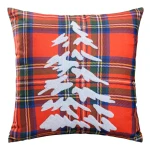 Poszewka dekoracyjna 45x45 cm w kontrastowym czerwonym kolorze, w kratę z zielonymi i niebieskimi detalami. Na froncie haft w kształcie choinki. Ułożona na jednolitym tle, z widocznymi detalami wzoru. Wzór idealny na święta.