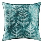 Zielona poszewka dekoracyjna 43x43 cm, z wzorem białych drzew na tle w intensywnym odcieniu. Zbliżenie z przodu, prezentująca teksturę materiału oraz detale drzew. Brzegi poszewki wykończone kontrastującą lamówką.