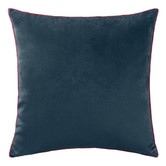 Poszewka dekoracyjna świąteczna w rozmiarze 43x43 cm, w kolorze zielonym z czerwonymi kwiatami. Produkt leży płasko na jednolitym tle, wykonany z miękkiego materiału o delikatnej fakturze. Brzeg poszewki ozdobiony czerwoną lamówką.