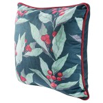 Zielona poszewka dekoracyjna 43x43 cm z nadrukiem liści i czerwonych jagód. Ujęcie z boku, produktu w pozycji leżącej. Miękka, teksturowana powierzchnia z kontrastującą bordową lamówką. Tło jednolite, co podkreśla wzór.