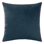 Poszewka dekoracyjna 43x43 cm w kolorze zielonym z wzorem liści. Produkt leży na jednolitym tle, ma gładką, miękką fakturę. Obrzeża poszewki wykończone są czerwonym paskiem. Brak dodatkowych dekoracji i napisów. Idealna na świąteczne ozdobienie wnętrza.