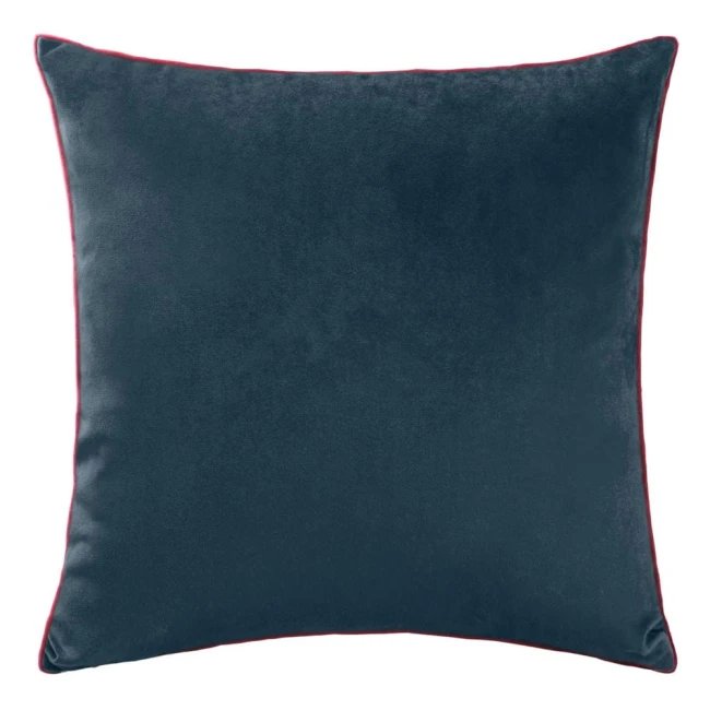 Poszewka dekoracyjna 43x43 cm w kolorze zielonym z wzorem liści. Produkt leży na jednolitym tle, ma gładką, miękką fakturę. Obrzeża poszewki wykończone są czerwonym paskiem. Brak dodatkowych dekoracji i napisów. Idealna na świąteczne ozdobienie wnętrza.