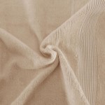 Ręcznik bambusowy w kolorze cappuccino o wymiarach 50x90 cm, z gładką, teksturowaną powierzchnią i subtelnymi przeszyciami. Widok z góry, leżący w złożeniu, eksponujący miękkość materiału. Tło jasne, neutralne, podkreślające produkt.