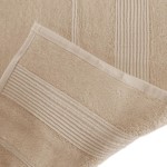 Ręcznik bambusowy 50x90 cm w kolorze cappuccino, z teksturą miękkiego materiału, widoczny z bliska. Zdobienia w postaci poziomych przeszyć na jednym końcu, z elegancką lamówką. Produkt leży na płaskiej powierzchni, na jasnym tle.