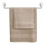 Ręcznik bambusowy w kolorze cappuccino o wymiarach 50x90 cm, zawieszony na metalowym wieszaku. Produkt ma delikatną fakturę, ozdobiony poziomymi paskami. Widoczny jest również mniejszy ręcznik, co podkreśla zestaw.