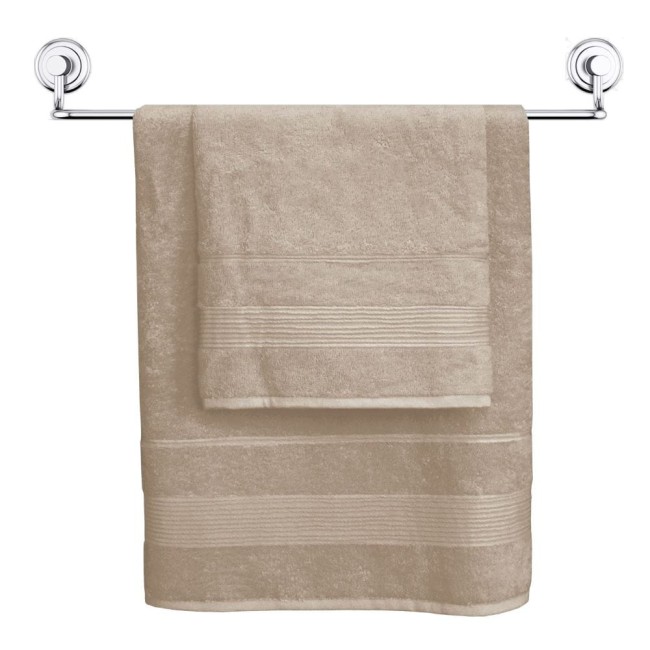 Ręcznik bambusowy w kolorze cappuccino o wymiarach 50x90 cm, zawieszony na metalowym wieszaku. Produkt ma delikatną fakturę, ozdobiony poziomymi paskami. Widoczny jest również mniejszy ręcznik, co podkreśla zestaw.